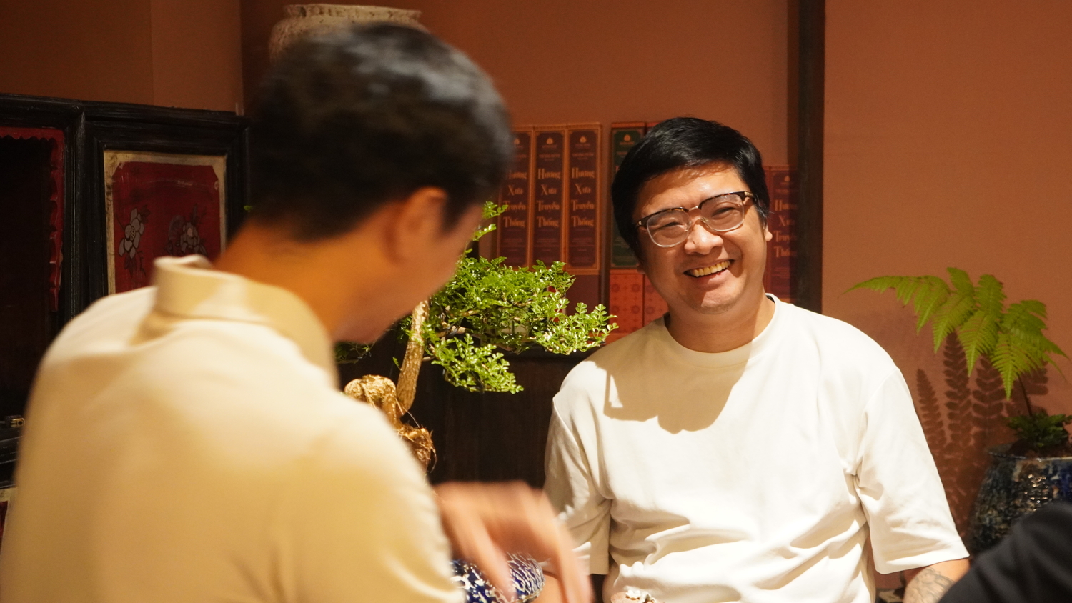 Lê Ánh trò chuyện và lắng nghe nghệ nhân Nguyễn Trường Sơn trong hành trình thực địa