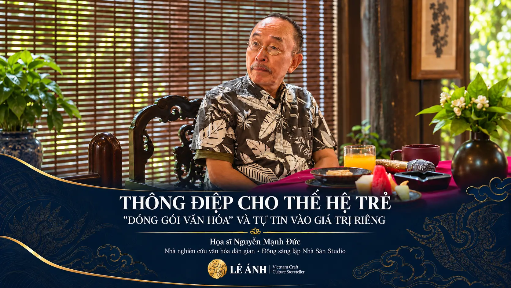Một con ngõ nhỏ hẹp với hai bên tường gạch rêu phong tại làng cổ Bát Tràng